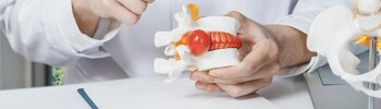 Osteopatía Estructural y Hernias Discales: Terapias para Reducir la Compresión Espinal Osteopatía Estructural y Hernias Discales: Terapias para Reducir la Compresión Espinal