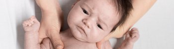 Bebé con la cabeza inclinada: qué hacer ante una tortícolis congénita