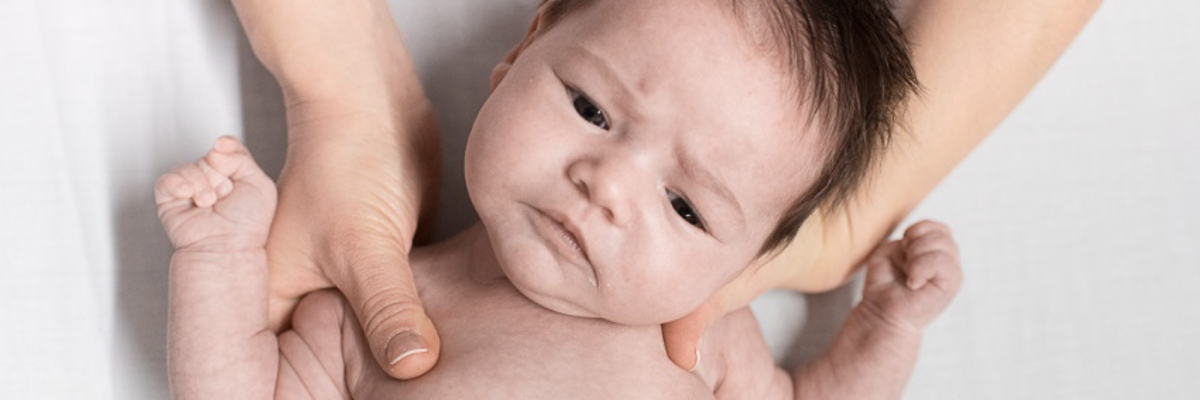 Bebé con la cabeza inclinada: qué hacer ante una tortícolis congénita
