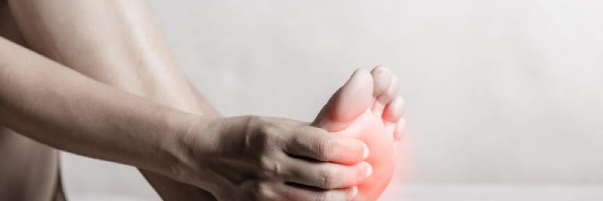 Fascitis plantar en trabajadores: 6 claves para cuidar tus pies durante largas jornadas